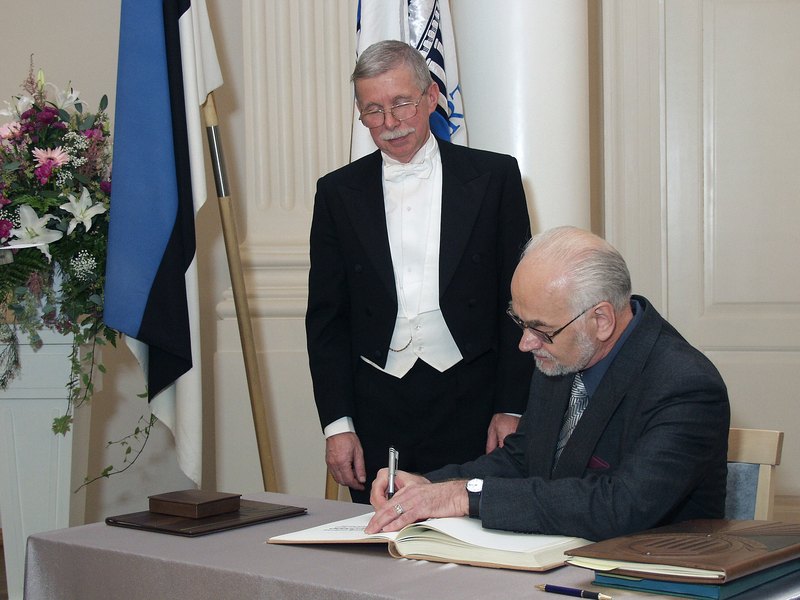 Jaak Panksepp, on the right, receiving an honorary doctorate at the University of Tartu in December 2004. On the left is Ivar-Igor Saarniit, the university's academic secretary